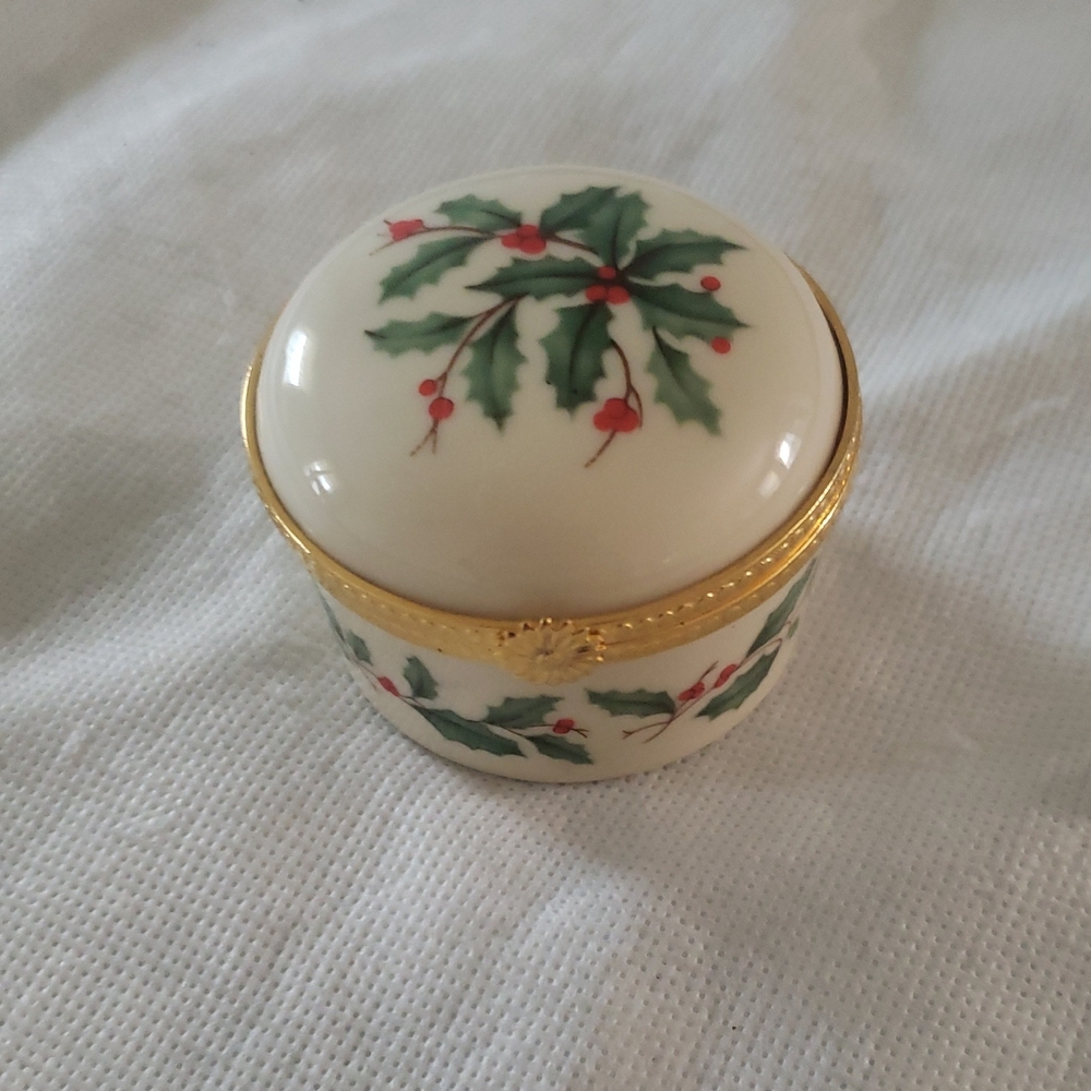 Holiday Cream and Gold Trinket Box